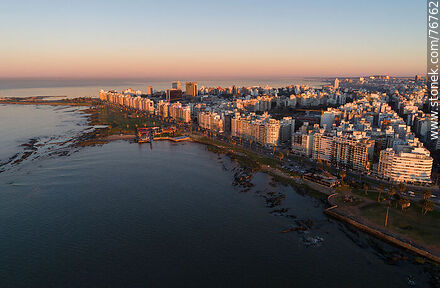Vista aérea de la Rambla Gandhi en Punta Carretas al amanecer - Departamento de Montevideo - URUGUAY. Foto No. 76762