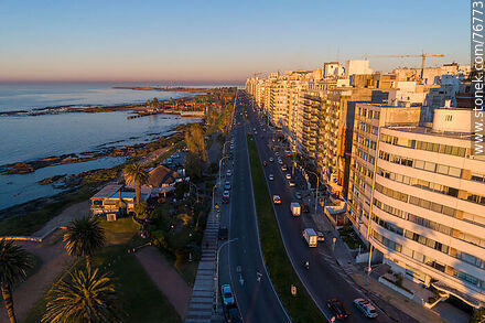 Vista aérea de la Rambla Gandhi en Punta Carretas al amanecer - Departamento de Montevideo - URUGUAY. Foto No. 76773