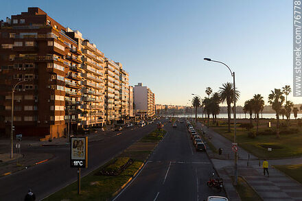 Vista aérea de la Rambla Gandhi en Punta Carretas al amanecer - Departamento de Montevideo - URUGUAY. Foto No. 76778