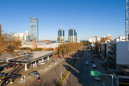 Vista aérea de la Avenida Luis Alberto de Herrera en la tarde. Montevideo Shopping - Departamento de Montevideo - URUGUAY. Foto No. 76779