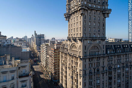 Vista aérea de un sector del Palacio Salvo - Departamento de Montevideo - URUGUAY. Foto No. 76854
