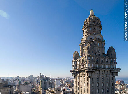 Vista aérea de un sector del Palacio Salvo - Departamento de Montevideo - URUGUAY. Foto No. 76852