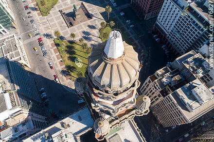 Vista aérea alta del Palacio Salvo y la Plaza Independencia - Departamento de Montevideo - URUGUAY. Foto No. 76827