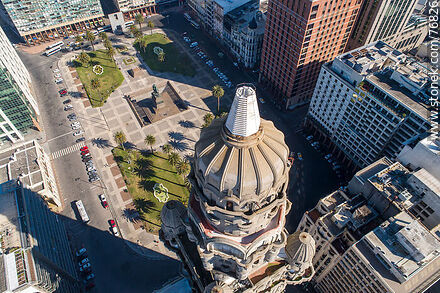 Vista aérea alta del Palacio Salvo y la Plaza Independencia - Departamento de Montevideo - URUGUAY. Foto No. 76826