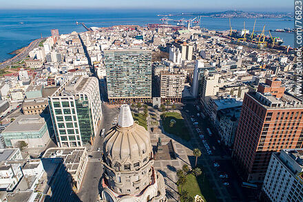 Vista aérea alta del Palacio Salvo y la Plaza Independencia - Departamento de Montevideo - URUGUAY. Foto No. 76823