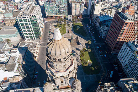 Vista aérea alta del Palacio Salvo y la Plaza Independencia - Departamento de Montevideo - URUGUAY. Foto No. 76822