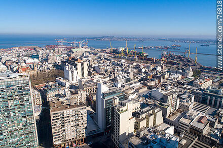Vista aérea de la Ciudad Vieja y bahía de Montevideo desde la Plaza Independencia - Departamento de Montevideo - URUGUAY. Foto No. 76818