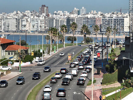 Vista aérea de la rambla y la Av. L. A. de Herrera, su tránsito matutino y la playa y rambla de Pocitos - Departamento de Montevideo - URUGUAY. Foto No. 76898