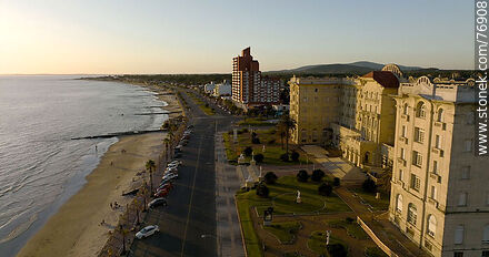 Vista aérea de la rambla frente al Hotel Argentino - Departamento de Maldonado - URUGUAY. Foto No. 76908