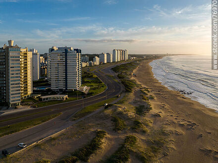Vista aérea del amanecer en Playa Brava - Punta del Este y balnearios cercanos - URUGUAY. Foto No. 76970