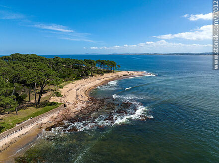 Vista aérea de una playa rocosa de la isla Gorriti - Punta del Este y balnearios cercanos - URUGUAY. Foto No. 77012
