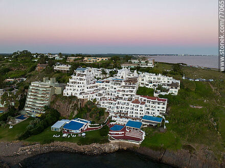 Vista aérea del Hotel Casapueblo al atardecer - Punta del Este y balnearios cercanos - URUGUAY. Foto No. 77065