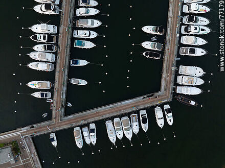 Vista aérea vertical de embarcaciones en los muelles de las marinas - Punta del Este y balnearios cercanos - URUGUAY. Foto No. 77179