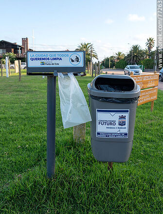Waste deposit and degradable bags for dog excrements - Punta del Este and its near resorts - URUGUAY. Photo #77263