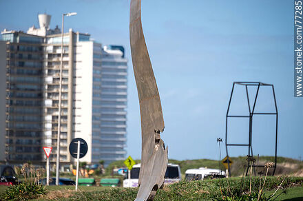 Sculptures in front of Brava Beach at Parada 1 - Punta del Este and its near resorts - URUGUAY. Photo #77285