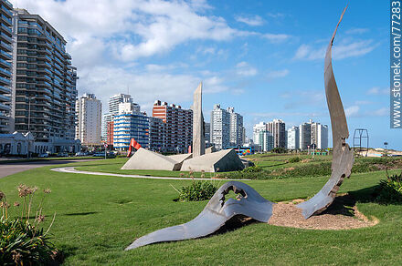 Sculptures in front of Brava Beach at Parada 1 - Punta del Este and its near resorts - URUGUAY. Photo #77283