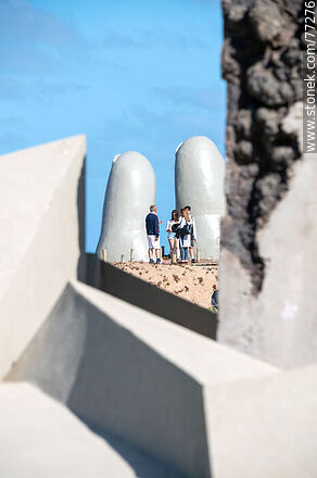 Two fingers peeking through a sculpture - Punta del Este and its near resorts - URUGUAY. Photo #77276