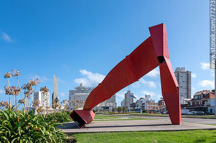 Sculptures in front of Brava Beach at Parada 1 - Punta del Este and its near resorts - URUGUAY. Photo #77273