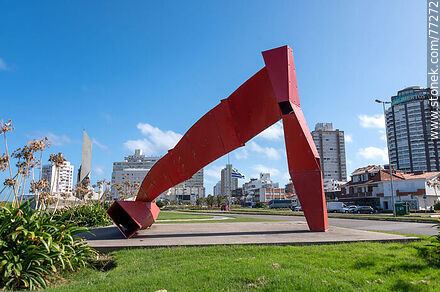 Sculptures in front of Brava Beach at Parada 1 - Punta del Este and its near resorts - URUGUAY. Photo #77272