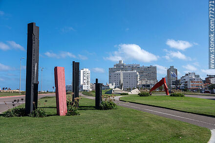 Sculptures in front of Brava Beach at Parada 1 - Punta del Este and its near resorts - URUGUAY. Photo #77271