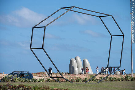 Los dedos de La Mano detrás de una estructura octogonal - Punta del Este y balnearios cercanos - URUGUAY. Foto No. 77270