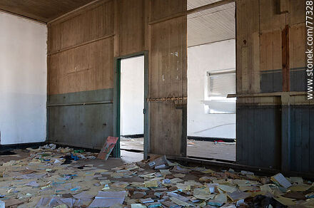Estación de trenes de Canelones. Destrozo por vandalismo. Papeles tirados por el piso - Departamento de Canelones - URUGUAY. Foto No. 77328