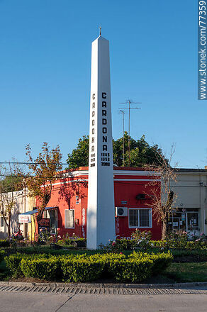 Obelisco en el Bulevar Cardona - Florencio Sánchez, límite departamental de Colonia y Soriano - Departamento de Soriano - URUGUAY. Foto No. 77359