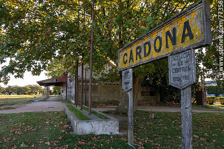 Antigua estación de trenes de Cardona. Cartel de la estación - Departamento de Soriano - URUGUAY. Foto No. 77356