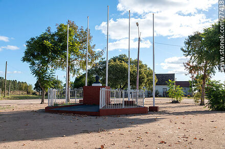 Plaza con busto de Artigas y mástiles para pabellones patrios frente a la estación de trenes Arroyo Grande - Departamento de Flores - URUGUAY. Foto No. 77418