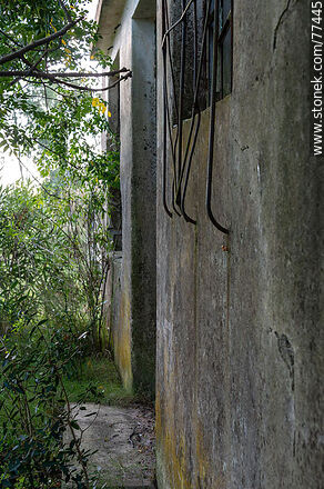Casa abandonada frente a la estación de trenes - Departamento de Colonia - URUGUAY. Foto No. 77445