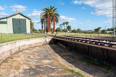 Estación de trenes de Mal Abrigo. Plataforma giratoria para cambiar de dirección las locomotoras - Departamento de San José - URUGUAY. Foto No. 77489