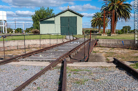 Estación de trenes de Mal Abrigo. Plataforma giratoria para cambiar de dirección las locomotoras - Departamento de San José - URUGUAY. Foto No. 77490