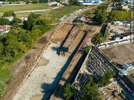 Vista aérea de la reconstrucción de vías férreas para el tren de UPM (2022) y parte del cementerio de Canelones - Departamento de Canelones - URUGUAY. Foto No. 77466
