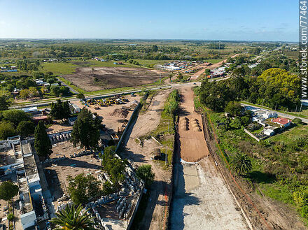 Vista aérea de la reconstrucción de vías férreas para el tren de UPM (2022) - Departamento de Canelones - URUGUAY. Foto No. 77464