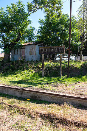Lo que queda de la estación Raigón. El cartel sobre el andén y una casilla - Departamento de San José - URUGUAY. Foto No. 77534
