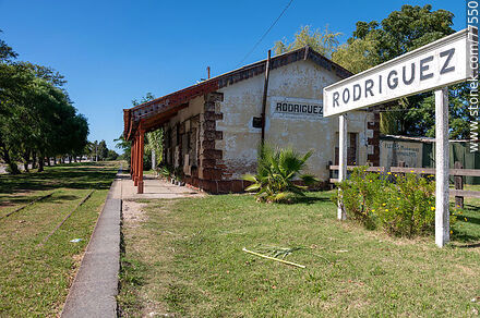 Rodriguez train station. Station sign on the platform - San José - URUGUAY. Photo #77550