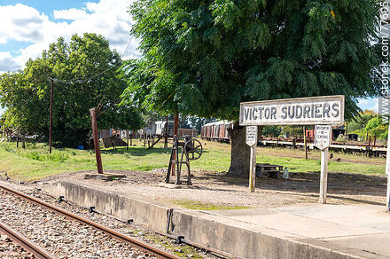 Estación de trenes Víctor Sudriers. Cartel en el andén de la estación - Departamento de Canelones - URUGUAY. Foto No. 77605