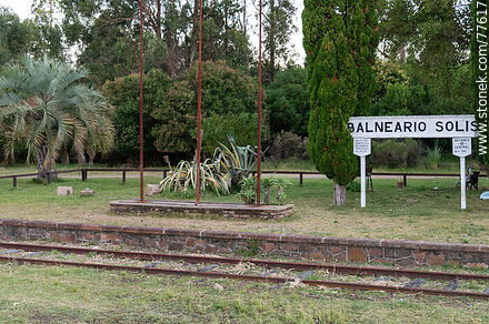 Antigua estación de trenes Balneario Solís. Cartel de la estación. los mástiles para las banderas en el andén - Departamento de Maldonado - URUGUAY. Foto No. 77617