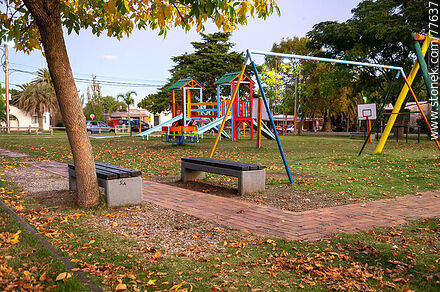 Plaza de juegos frente a la antigua estación de trenes Las Flores - Departamento de Maldonado - URUGUAY. Foto No. 77637