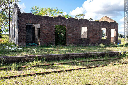 Restos de la estación de trenes Lasala - Departamento de Canelones - URUGUAY. Foto No. 77671