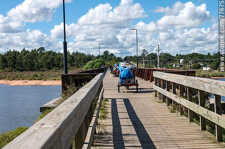 Puente peatonal sobre el arroyo Solís Chico sobre la antigua vía férrea - Departamento de Canelones - URUGUAY. Foto No. 77675