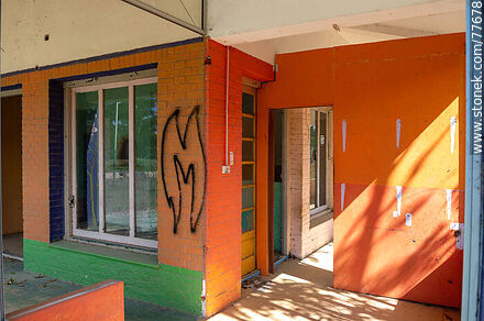Antigua instalacion de un CAIF en la ex estación de trenes de Parque del Plata - Departamento de Canelones - URUGUAY. Foto No. 77678