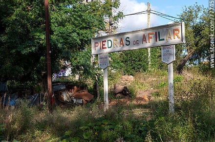 Estación de trenes de Piedras de Afilar. Cartel de la estación - Departamento de Canelones - URUGUAY. Foto No. 77745