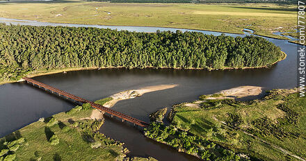 Vista aérea del antiguo puente ferroviario sobre el arroyo Solís Grande - Departamento de Maldonado - URUGUAY. Foto No. 77807