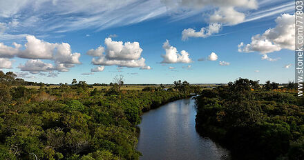 Vista aérea del arroyo Solís Grande, límite departamental entre Canelones y Maldonado - Departamento de Maldonado - URUGUAY. Foto No. 77803