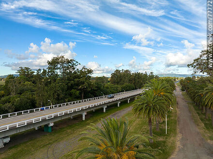 Vista aérea del puente en Ruta 9 sobre el arroyo Solís Grande, límite departamental entre Canelones y Maldonado - Departamento de Maldonado - URUGUAY. Foto No. 77772
