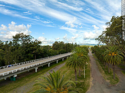 Vista aérea del puente en Ruta 9 sobre el arroyo Solís Grande y el antiguo trazado de la ruta - Departamento de Maldonado - URUGUAY. Foto No. 77799