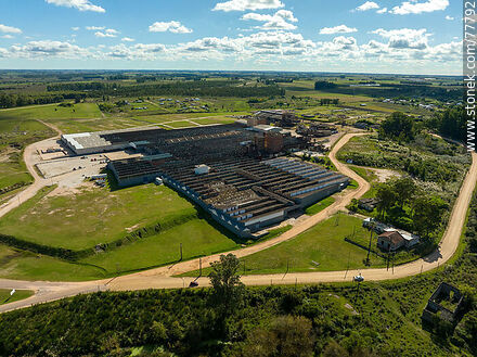 Vista aérea del parque industrial Olmos, cerámicas y azulejos (2022) - Departamento de Canelones - URUGUAY. Foto No. 77792