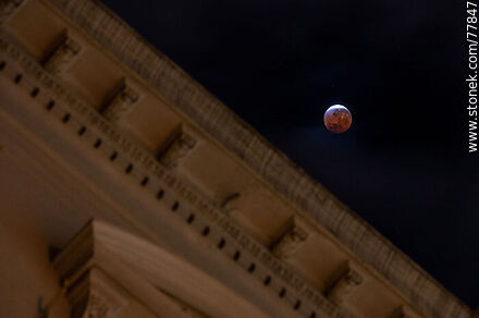 Eclipse lunar del 16 de mayo de 2022 saliendo de la etapa total con referencia del Palacio Estévez en Plaza Independencia - Departamento de Montevideo - URUGUAY. Foto No. 77847