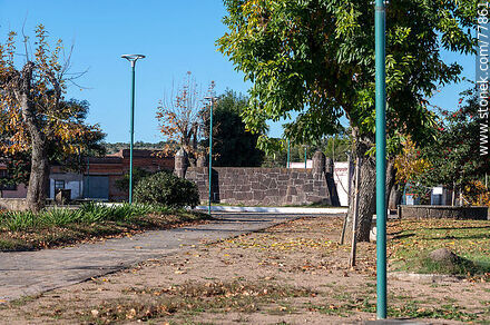 Plaza del pueblo 18 de Julio. Fuerte en el centro de la misma - Departamento de Rocha - URUGUAY. Foto No. 77861